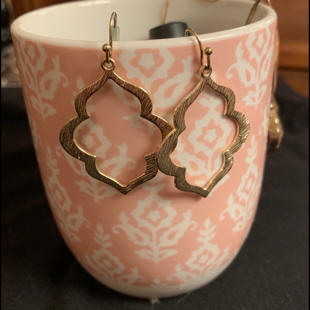 Classic but trendy hang down gold earrings.